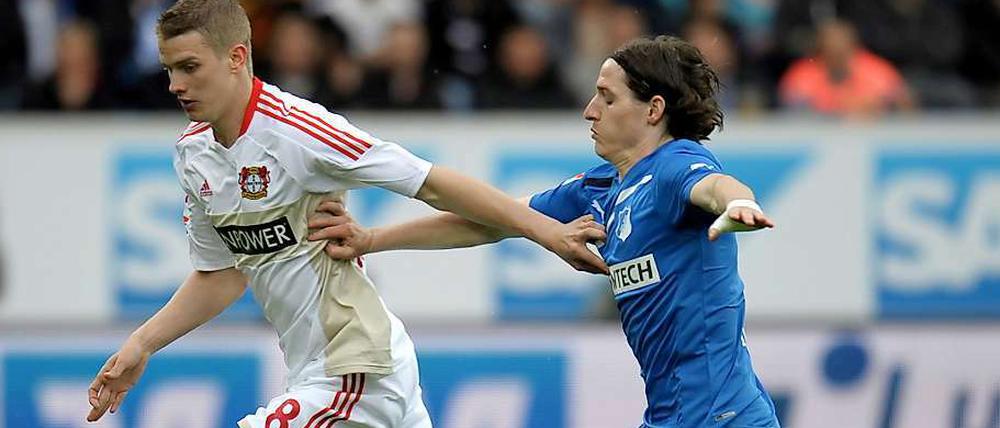 Kampf um die internationalen Plätze: Leverkusens Lars Bender (l.) läuft Hoffenheims Sebastian Rudy davon.