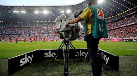 Ein Kameramann des Bezahlsenders Sky filmt die Partie FC Bayern München gegen VfL Wolfsburg in der Alianzarena. Laut einem Bericht der Bild soll der Sender auch künftig die TV-Übertragungsrechte der Bundesliga behalten. 
