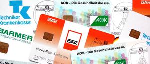 Versichertenkarten verschiedener Unternehmen.