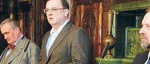Am Ende. Die Tage der Koalition von Außenminister Karel Schwarzenberg, Premier Petr Necas und Radek John von der Partei für öffentliche Angelegenheiten (v. l.) sind gezählt.
