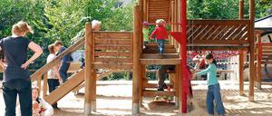 Gesplittertes Holz, defekte Seile und fehlende Absturzsicherungen: Berliner Spielplätze schnitten bei einer Untersuchung der Dekro noch schlechter ab als im Vorjahr. 