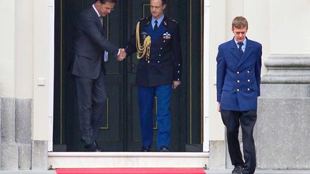Der niederländische Premier Mark Rutte (li.) hat Königin Beatrix um seine Entlassung gebeten.