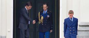 Der niederländische Premier Mark Rutte (li.) hat Königin Beatrix um seine Entlassung gebeten.