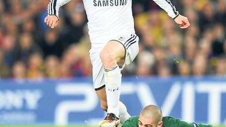 Auf dem Weg zur Entscheidung. Chelseas Torres lässt Barcelonas Torhüter Valdes hinter sich und erzielt das 2:2. Foto: AFP