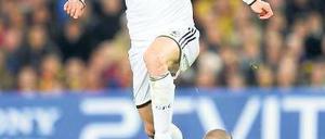 Auf dem Weg zur Entscheidung. Chelseas Torres lässt Barcelonas Torhüter Valdes hinter sich und erzielt das 2:2. Foto: AFP