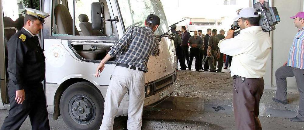 Der Sprengsatz ist auf der der Moschee gegenüberliegenden Straßenseite gezündet worden. Unter den Opfern sind Zivilpersonen und Polizisten.