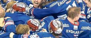 Jubelknäuel. Die Spieler der Eisbären fallen sich nach Spielende euphorisch um den Hals. Foto: dpa