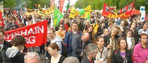 Geht raus und engagiert Euch, fordert Johannes Schneider - so wie diese Teilnehmer der traditionellen DGB-Demonstration im Jahr 2010.