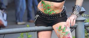 Mit Sahne. Der klassische Tortenwurf macht die Revolution zum Genuss. Foto: dpa