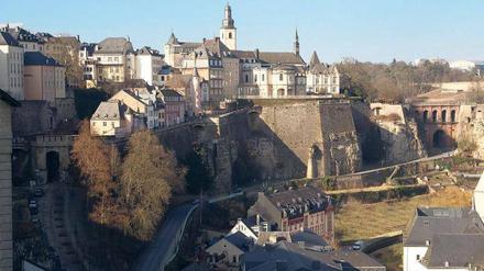 Luxemburg, wie man es sich eine europäische Schaltzentrale eigentlich nicht vorstellt: Altstadt über mittelalterlichen Festungsanlagen.