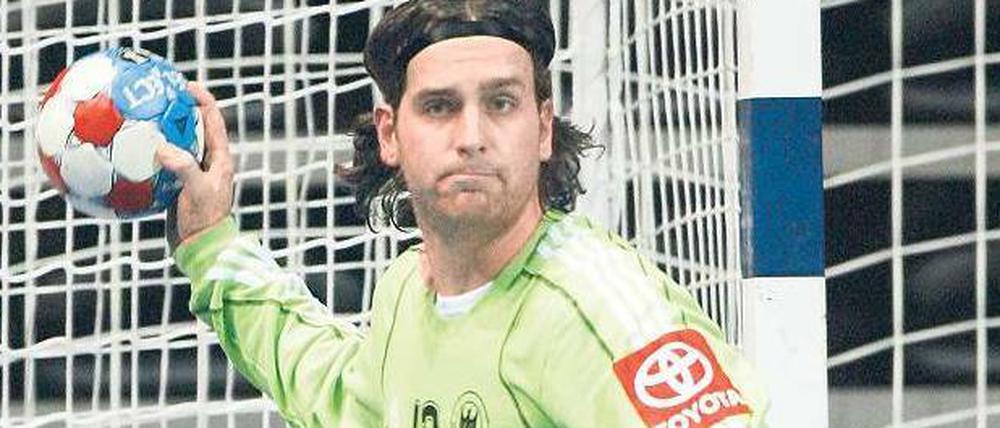 Silvio Heinevetter, 27, steht seit 2009 im Tor der Füchse. Heute spielt der 77-malige Nationaltorhüter mit den Berlinern im Viertelfinal-Rückspiel der Champions League in der Schmeling-Halle gegen Leon (16 Uhr, live bei Eurosport). 