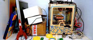 "Maker Bot" sieht nicht gerade nach Hightech aus, doch er ist ein echter 3-D-Drucker. Philip Steffan hat ihn selbst gebaut nach einem Bauset der Firma MakerBot aus Brooklyn. Die Rakete, die grüne Krake und die anderen Objekte im Bildvordergrund sind Ausdrucke.