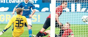 Spalier stehen (und sitzen!) zum Abschiedstor. Herthas restlos überforderte Abwehr schaut zu, wie Schalkes Weltstar Raúl zum zwischenzeitlichen 3:0 trifft. Foto: dpa