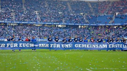 Mit einem Spruchband bedankten sich die Spieler des HSV für die Unterstützung der Anhänger im Abstiegskampf.