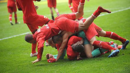 Nach dem gelungenen Klassenerhalt feierten die Spieler des FC Augsburg überschwänglich.