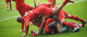 Nach dem gelungenen Klassenerhalt feierten die Spieler des FC Augsburg überschwänglich.