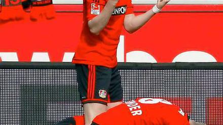 Andre Schürrle bejubelt das Siegtor von Stefan Kießling.