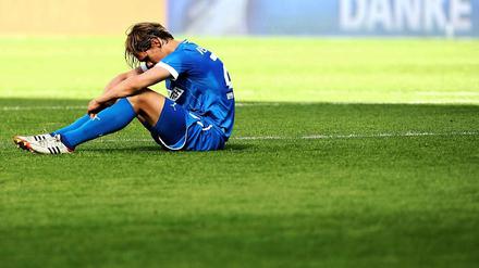 Enttäuscht sitzt Jannik Vestergaard nach der verpassten Chance auf dem Rasen.