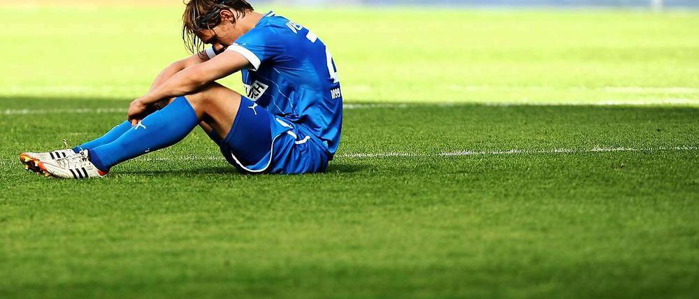 Enttäuscht sitzt Jannik Vestergaard nach der verpassten Chance auf dem Rasen.
