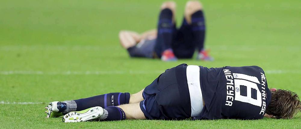 Am Boden zerstört: Peter Niemeyer liegt nach dem 1:2 gegen Düsseldorf auf dem Rasen. Schaffen er und seine Mannschaftskollegen, bis kommenden Dienstag wieder aufzustehen?