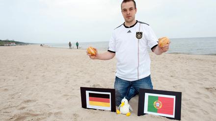 Brot und Spiele. Torald Weihs von der Usedom Tourismus GmbH präsentiert das Möwen-Orakel. 
