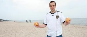 Brot und Spiele. Torald Weihs von der Usedom Tourismus GmbH präsentiert das Möwen-Orakel.
