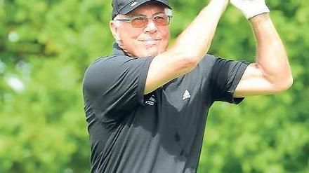 Schlag auf Schlag. Gestern spielte Beckenbauer Golf, heute geht’s ins Stadion. Foto: dpa