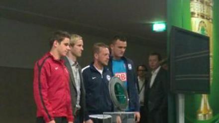 Vor dem Finale. Freiburgs Kapitän Christian Günter, SC-Trainer Martin Schweizer, Jörg Schwanke (U19-Coach der Hertha) und der Berliner Torwart Philip Sprint.