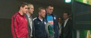 Vor dem Finale. Freiburgs Kapitän Christian Günter, SC-Trainer Martin Schweizer, Jörg Schwanke (U19-Coach der Hertha) und der Berliner Torwart Philip Sprint.