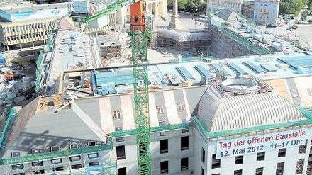 Unvollendet, die Zweite. Hier leuchten zwar Teile des bereits montierten Kupferdachs auf dem Landtagsneubau in Potsdam in der Sonne. Doch nun fällt auch ein Schatten auf dieses zweite Großbauprojekt in der Hauptstadtregion. Auch dieser Neubau wird nicht pünktlich fertig, und auch hier gibt es einen Tag der offenen Tür – wie am Hauptstadt-Flughafen BER, am heutigen Sonnabend. Foto: Bernd Settnik/ZB