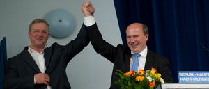Kraftzentrum der Berliner CDU: Parteichef Frank Henkel gratuliert am Freitagabend dem frisch gewählten Generalsekretär Kai Wegner (rechts).