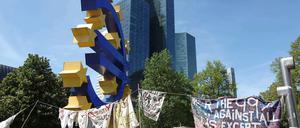 Die Ruinen des Protests rauchen noch, die Staatshilfen sind kaum zurückgezahlt, da steigen schon wieder die Boni: Reste des Occupy-Camps vor der Europäischen Zentralbank in Frankfurt am Main.
