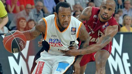 Chester Frazier (rechts) lässt Würzburg hinter sich.