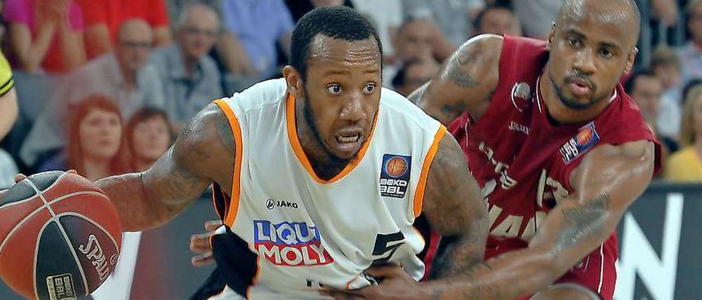 Chester Frazier (rechts) lässt Würzburg hinter sich.