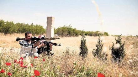 Training im Feld. Diese Mitglieder der Freien Syrischen Armee üben den Gebrauch von Panzerfäusten in der Nähe von Homs. Foto: AFP