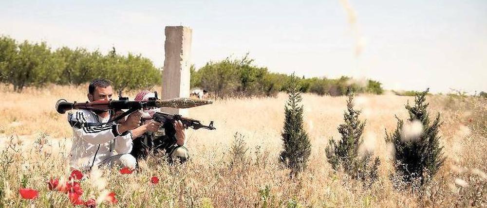 Training im Feld. Diese Mitglieder der Freien Syrischen Armee üben den Gebrauch von Panzerfäusten in der Nähe von Homs. Foto: AFP
