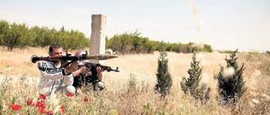 Training im Feld. Diese Mitglieder der Freien Syrischen Armee üben den Gebrauch von Panzerfäusten in der Nähe von Homs. Foto: AFP