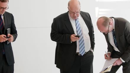 An das Smartphone, fertig, los. Bundesumweltminister Peter Altmaier folgen auf Twitter inzwischen mehr als 15 000 Nutzer.