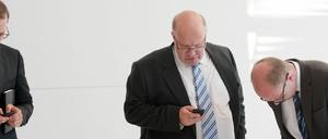 An das Smartphone, fertig, los. Bundesumweltminister Peter Altmaier folgen auf Twitter inzwischen mehr als 15 000 Nutzer.