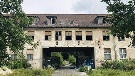 Und hier der Weg an einer Ruine vorbei, gleich neben dem Freibad Staaken.