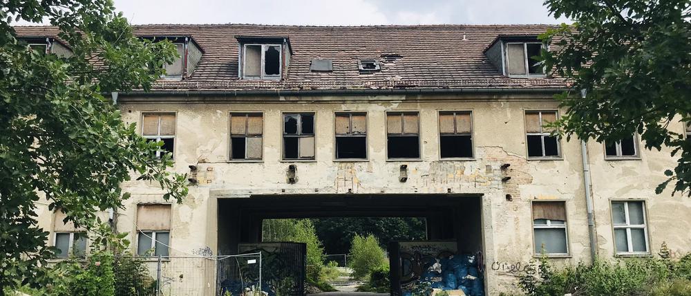 Und hier der Weg an einer Ruine vorbei, gleich neben dem Freibad Staaken.