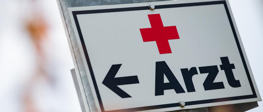 Ein Schild mit der Aufschrift «Arzt» hängt an einer Straßenlaterne. Noch im April sollen sich die ersten Interessenten für die sogenannte Landarztquote in Baden-Württemberg bewerben können. (zu dpa «Bewerbungsphase für Landarztquote startet bald») +++ dpa-Bildfunk +++