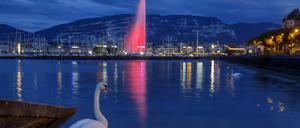 Der berühmte Wasserbrunnen "Le Jet d'Eau" im Genfersee wird anlässlich des 70. Jahrestages der Genfer Konventionen in der Farbe Rot beleuchtet. Heute jährt sich zum 70. Mal die Genfer Konvention. +++ dpa-Bildfunk +++