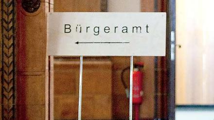 Ein Schild mit der Aufschrift "Bürgeramt", aufgenommen im Rathaus in Berlin-Schöneberg.