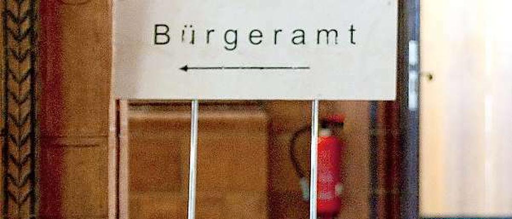 Ein Schild mit der Aufschrift "Bürgeramt", aufgenommen im Rathaus in Berlin-Schöneberg.