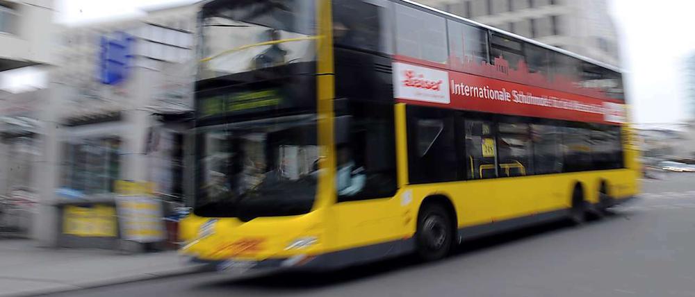 Tatort BVG-Bus. Ein Fahrer wurde von einem Fahrgast mit einer Flüssigkeit verletzt.