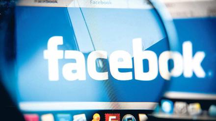 Der Internet-Riese benutzt eine Technologie, die in der Lage ist, private Kommunikation zu überwachen und nach bestimmten Schlüsselbegriffen zu durchsuchen. Facebook greift dabei auf ein Archiv an Chatprotokollen zurück, die sexuellen Übergriffen vorausgingen. Foto: dpa