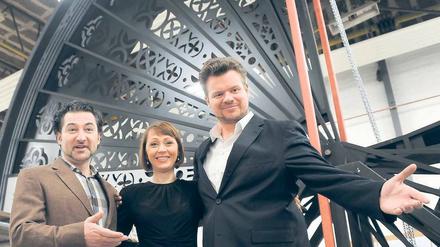 Auf in den Kampf, Torero. Als die Sängerriege aus „Carmen“ Michael Bachtadze, Viktorija Kaminskaite und Christian Schleicher neulich im Studio Babelsberg vor ihrer Bühnendeko – einem XXL-Fächer posierte – hatten die Seefestspiele noch mehr Plätze. Foto: Bernd Settnik/dpa