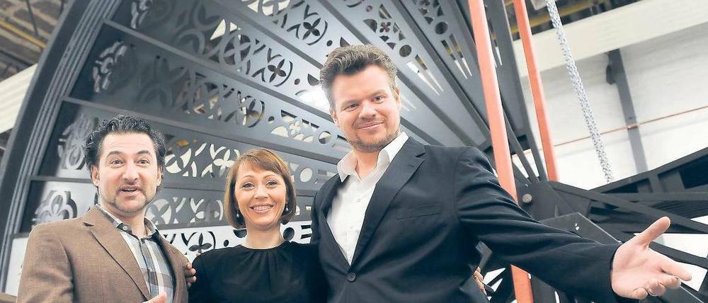 Auf in den Kampf, Torero. Als die Sängerriege aus „Carmen“ Michael Bachtadze, Viktorija Kaminskaite und Christian Schleicher neulich im Studio Babelsberg vor ihrer Bühnendeko – einem XXL-Fächer posierte – hatten die Seefestspiele noch mehr Plätze. Foto: Bernd Settnik/dpa