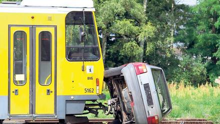 Unfallsimulation. In der Feuerwehrschule werden Rettungskräfte ausgebildet. Foto: dpa